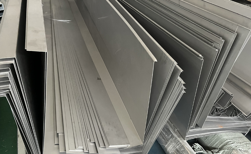 如何判断天沟的强度是否满足建筑需求？